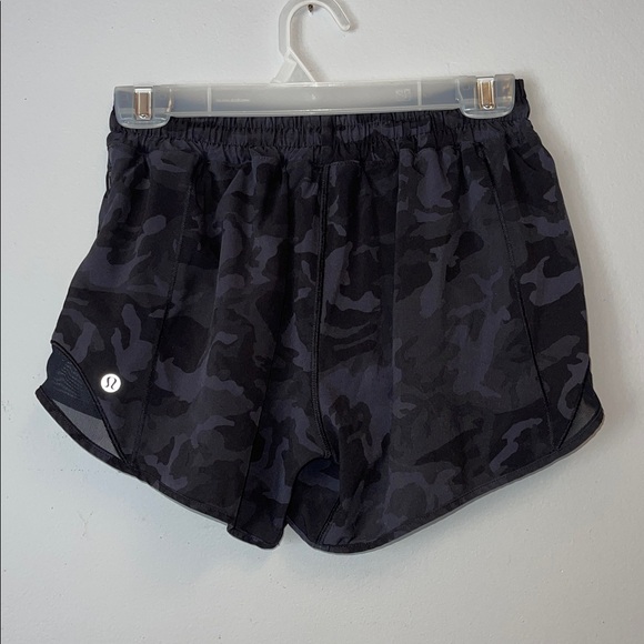 Lululemon Hotty Hot Short II *Long 4" Size 6 - Picture 2 of 4